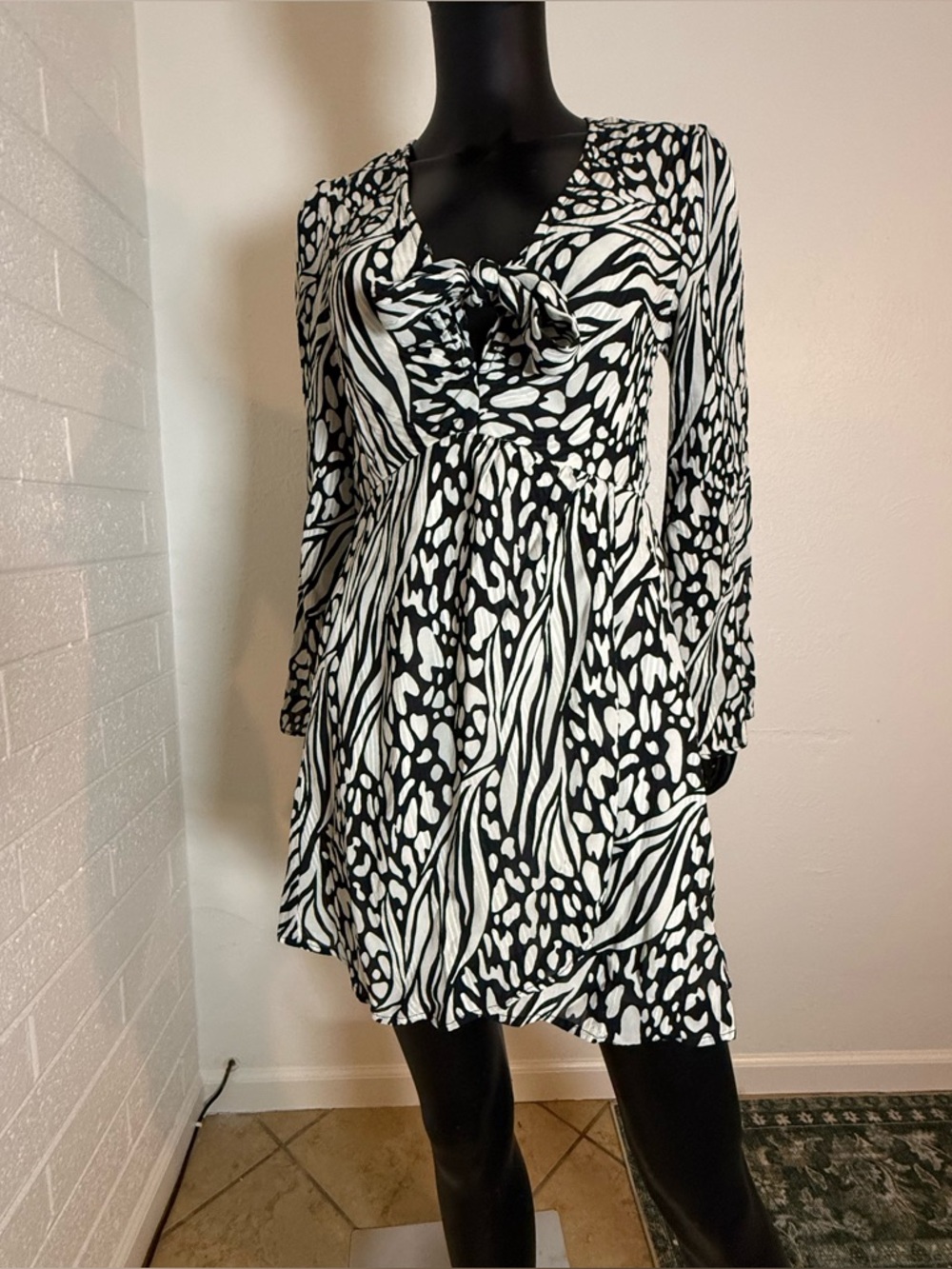 Topshop Black White Abstract Tie Front Bell Sleeve Mini Dress Size 2